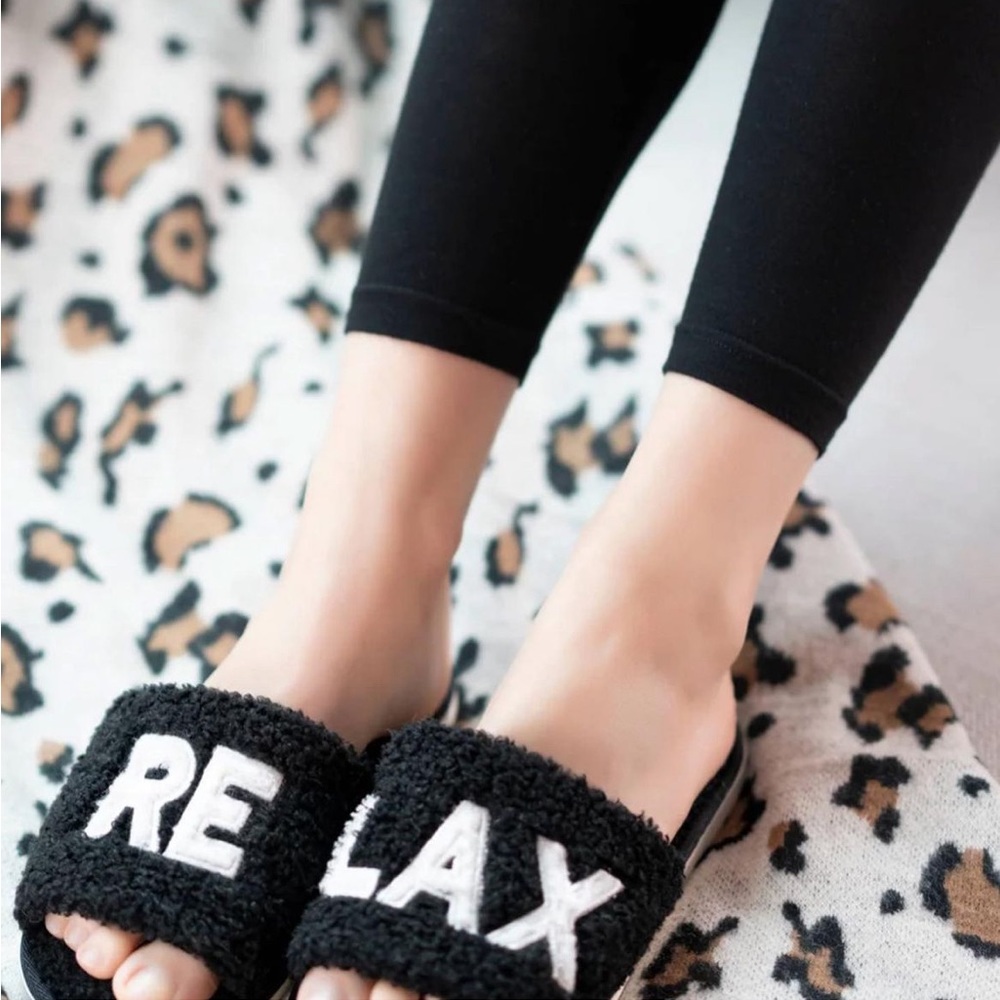 “Relax” slippers